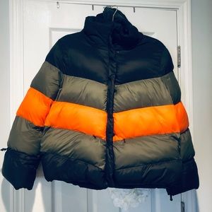 Zara short puffer coat womens small. Draw string on wrist and at waist